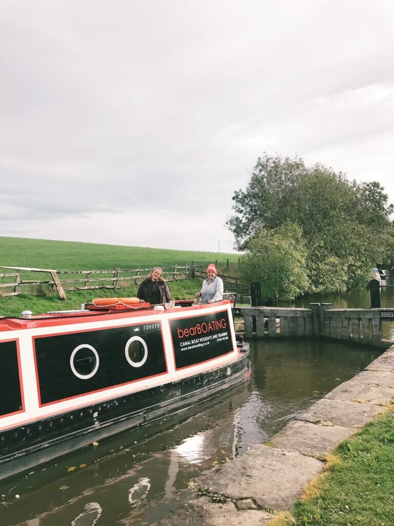 canal boat hire yorkshire - bearboating: on board MollyMoo boat