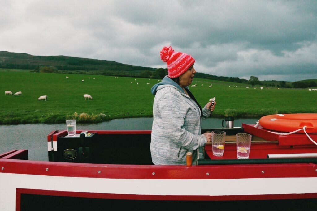 canal boat hire yorkshire - bearboating: on board MollyMoo boat