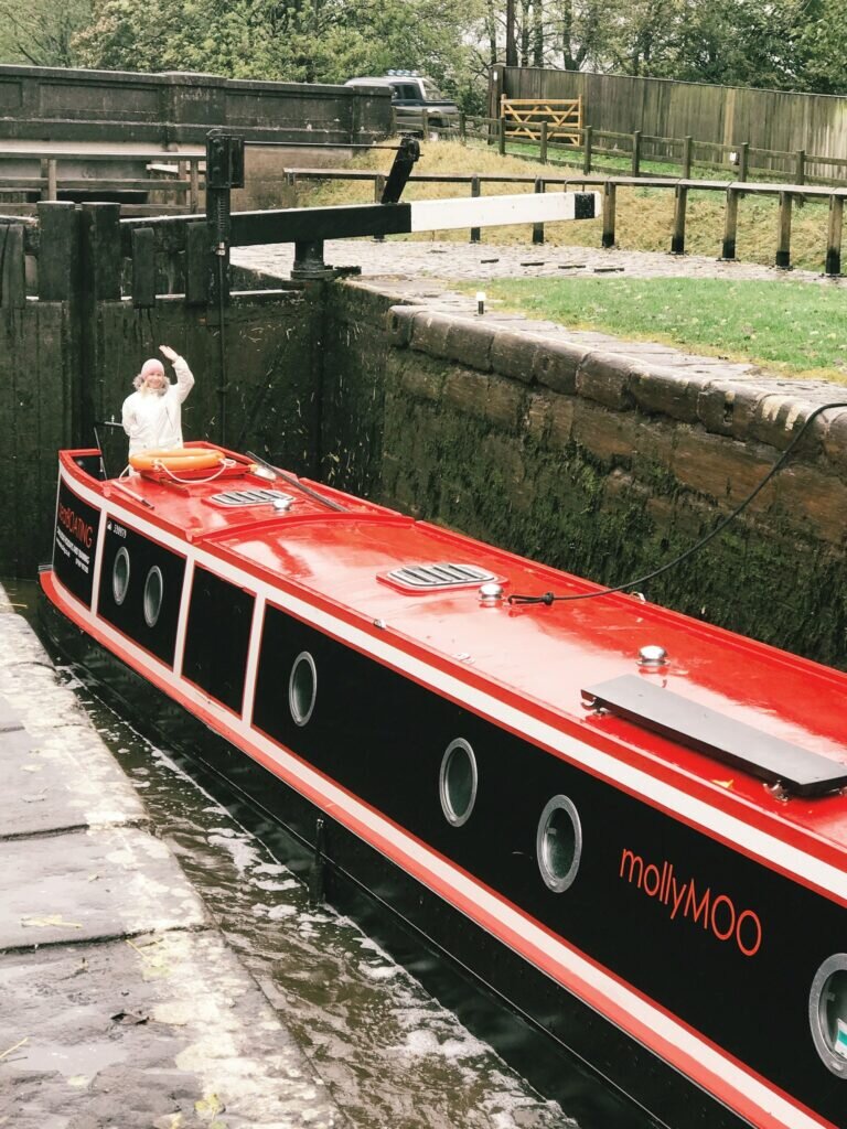canal boat hire yorkshire - bearboating: MollyMoo in lock