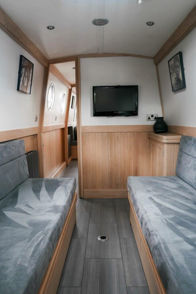 canal boat hire yorkshire - bearboating: inside MollyMoo boat