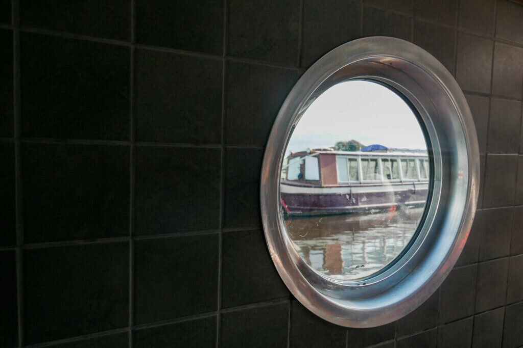 canal boat hire yorkshire - bearboating: inside MollyMoo boat