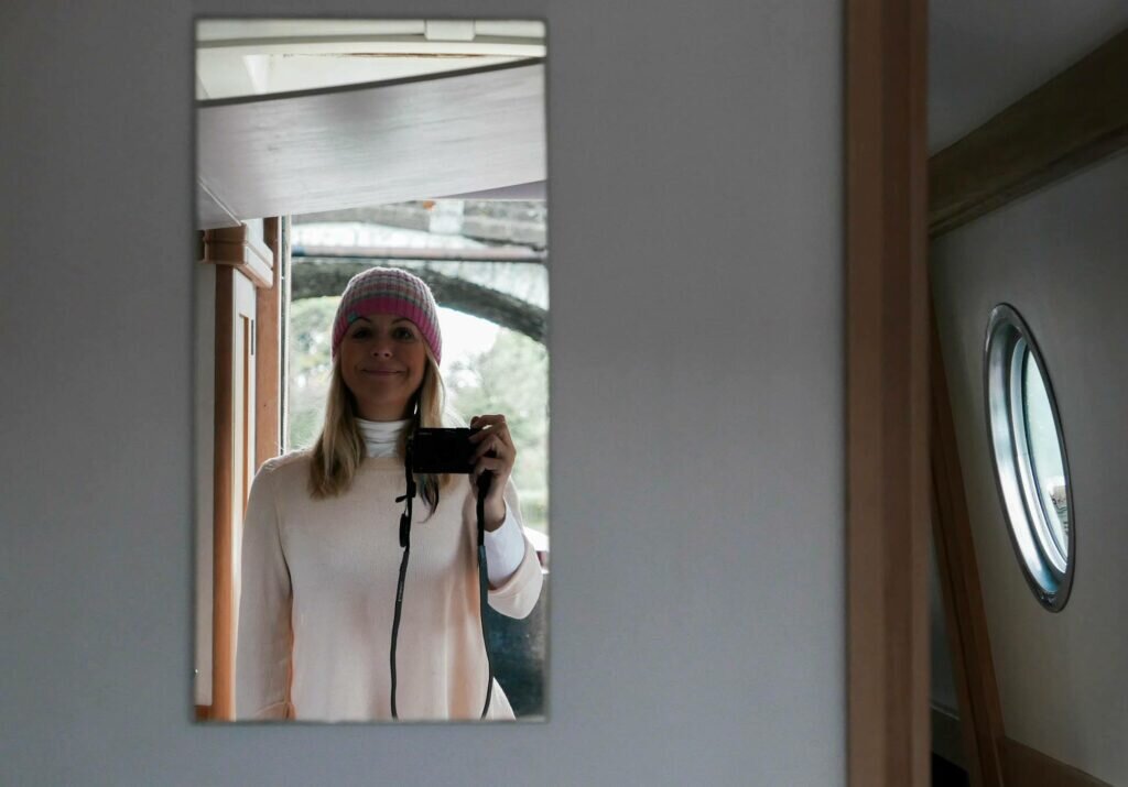 canal boat hire yorkshire - bearboating: inside MollyMoo boat