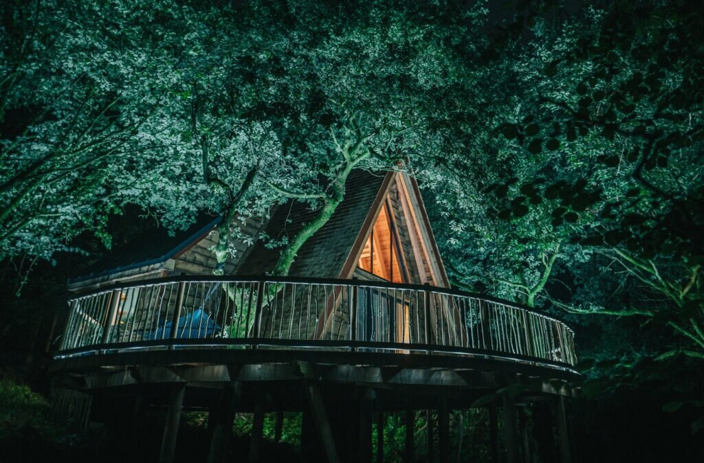 hudnalls-hideout-treehouse at night