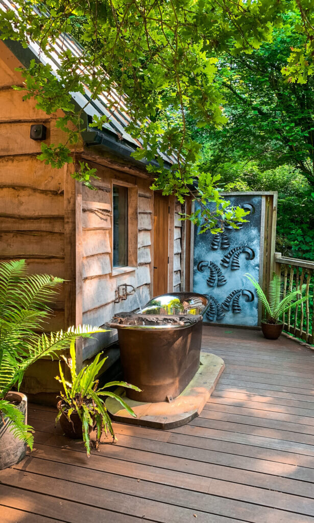 hudnalls-hideout-treehouse outdoor bath daytime