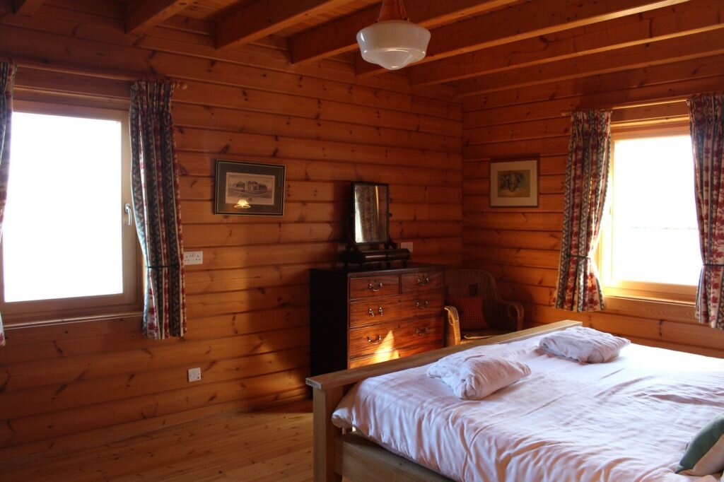 Moondara log cabin in Cotswolds bed room