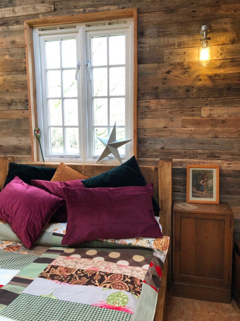 Albion Nights log cabin in norwich, norfolk - bedroom