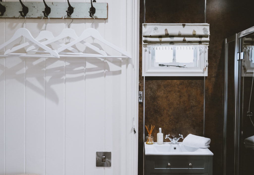 Lemore Manor in herefordshire: shepherd's hut bathroom