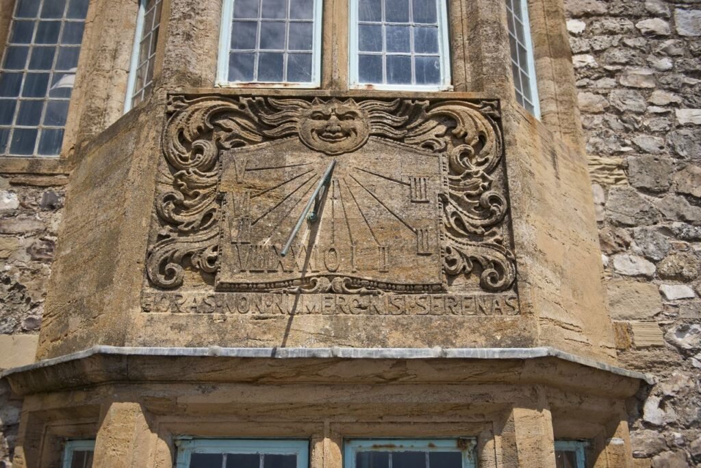 lyme-regis-holiday-cottage Sundial House, sundial on exterior