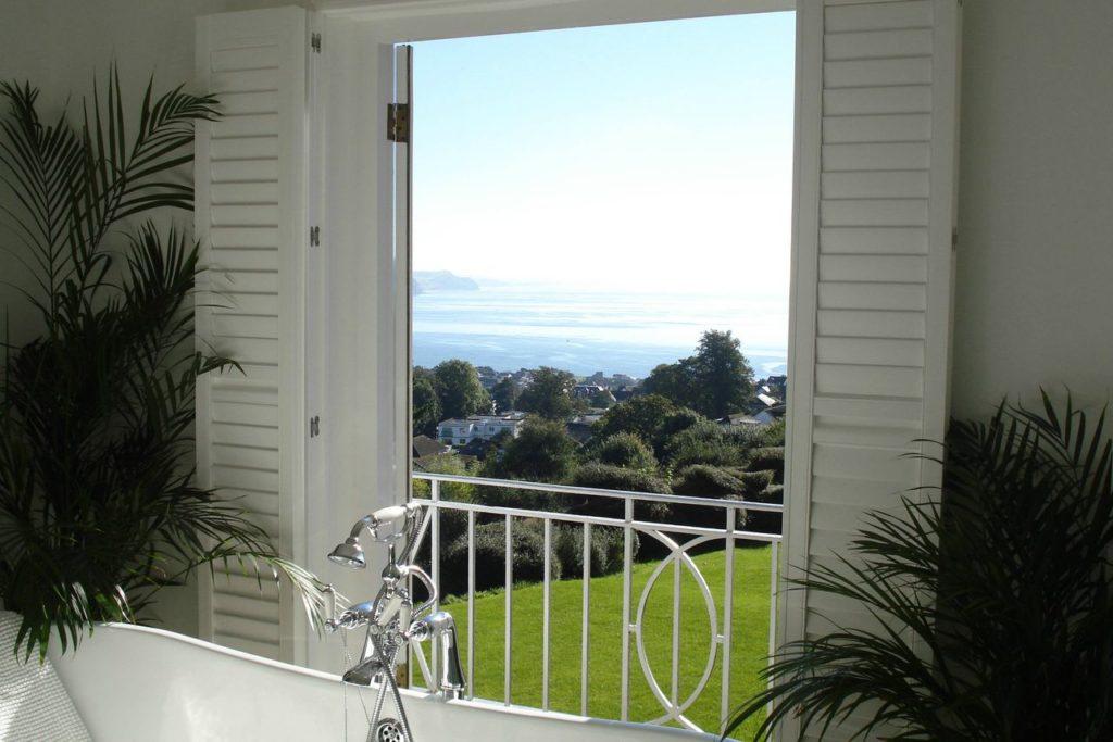 yme-regis-accommodation-greenhill B&B bathroom view