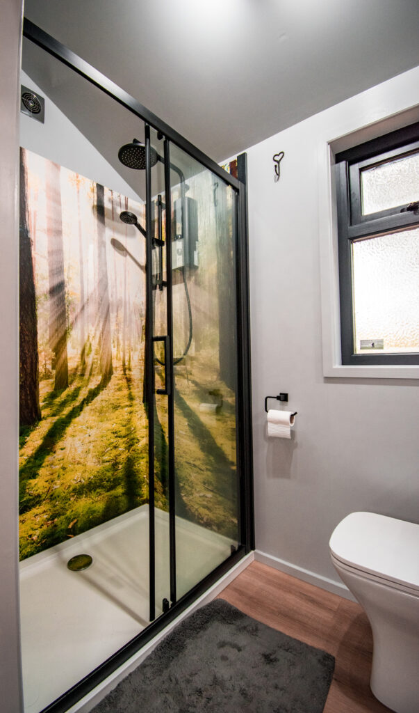 coddiwomple log cabin in sussex - bathroom