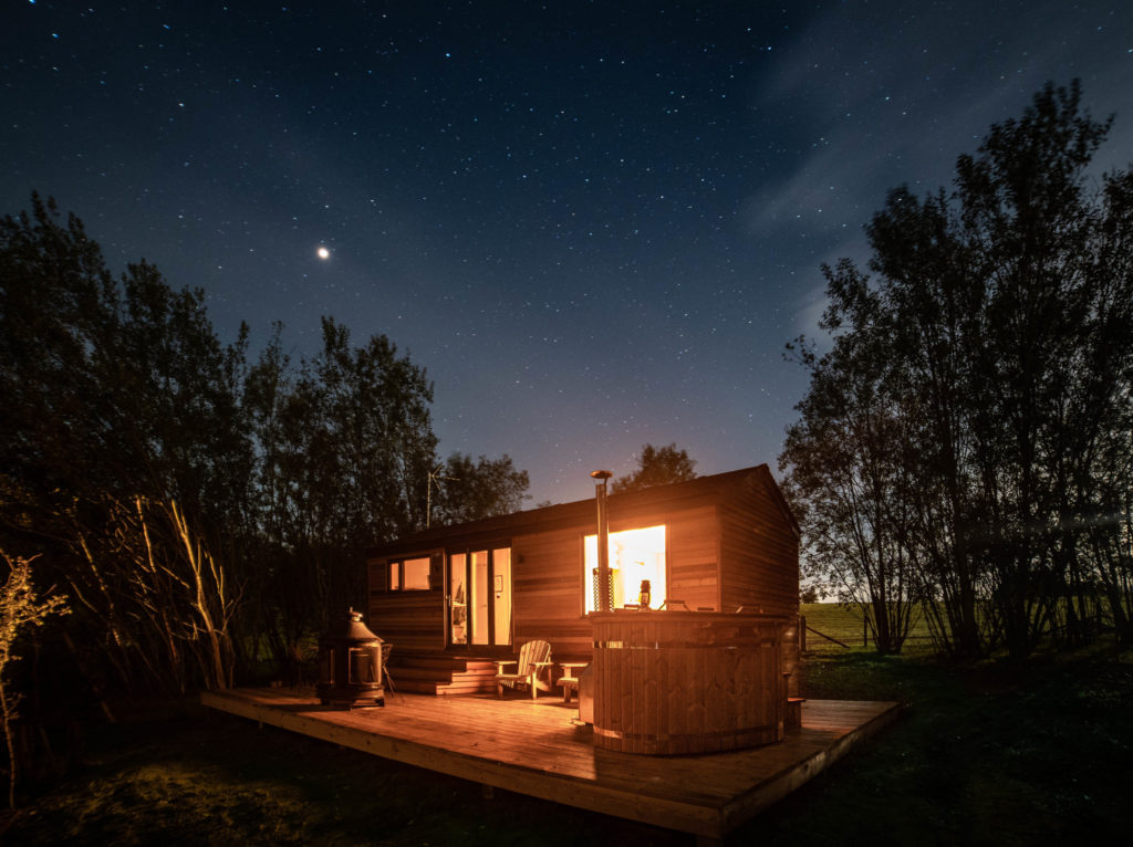 log-cabin-sussex-coddiwomple at night