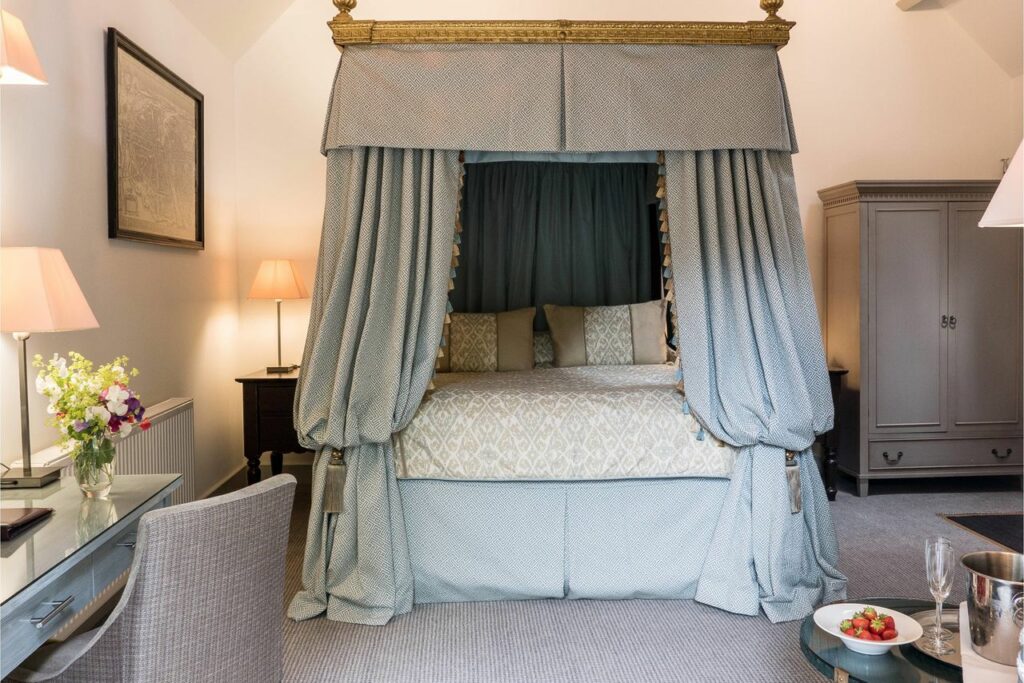 eastbury hotel in sherborne - suite with four-poster