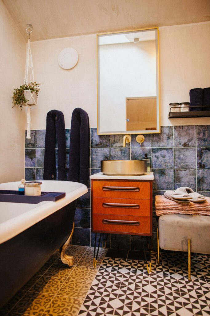 self-catering hertfordshire: foaling box - bathroom
