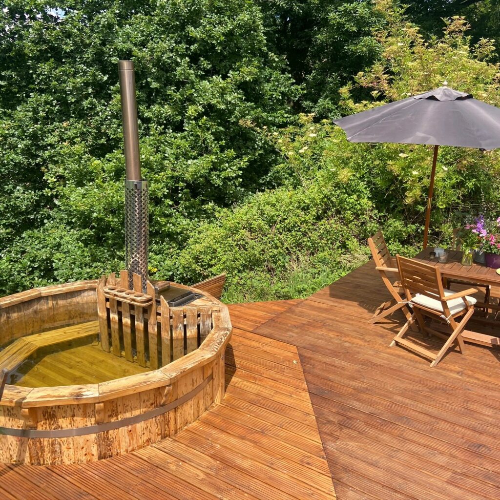 mrs-mills-yurts-forest-of-dean-glamping hot tub and deck