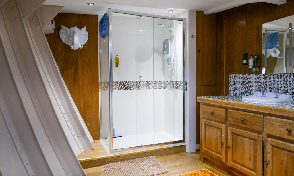 SULA-Lightship-Gloucester-Docks shower room