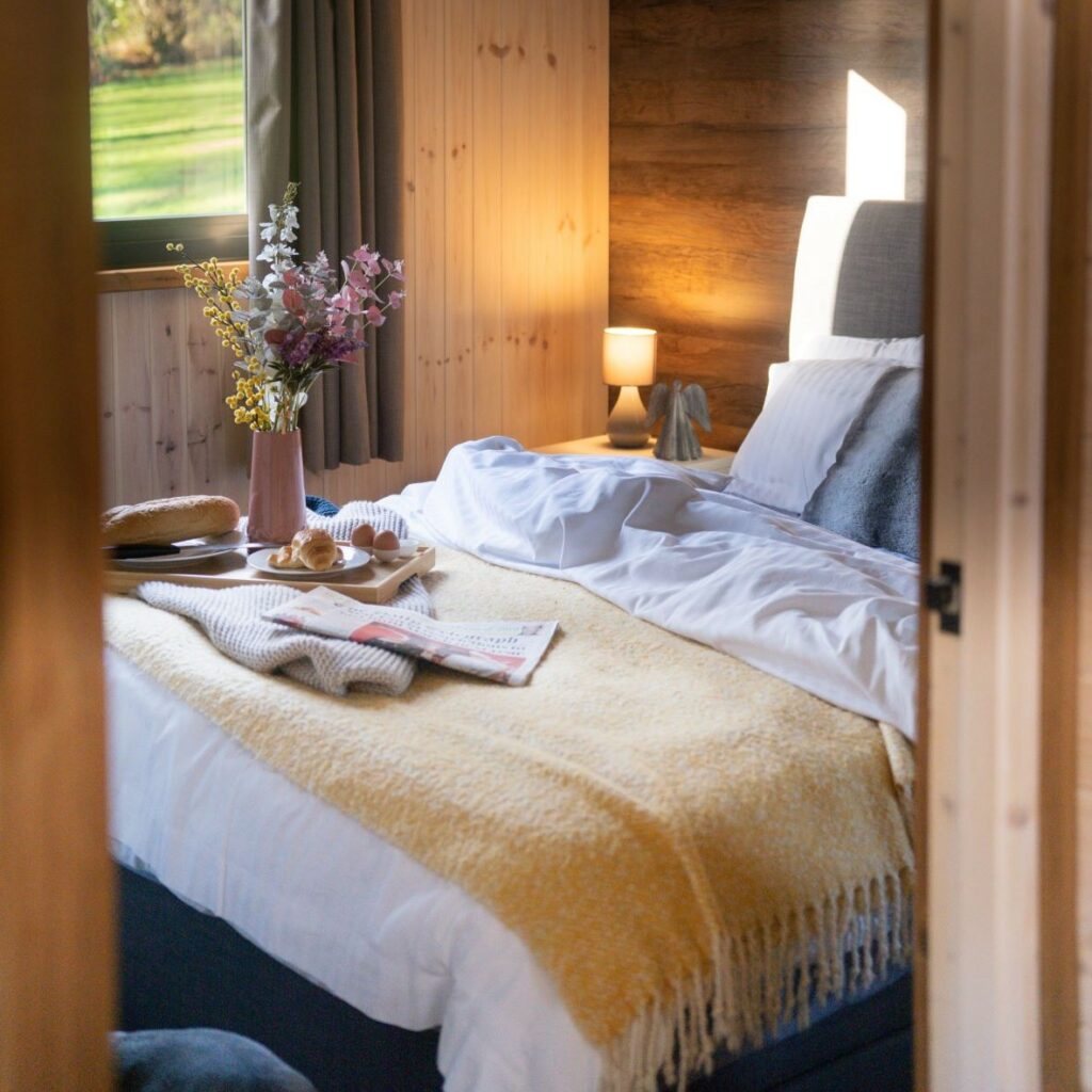 lodges with hot tubs shropshire - riverside cabins bedroom