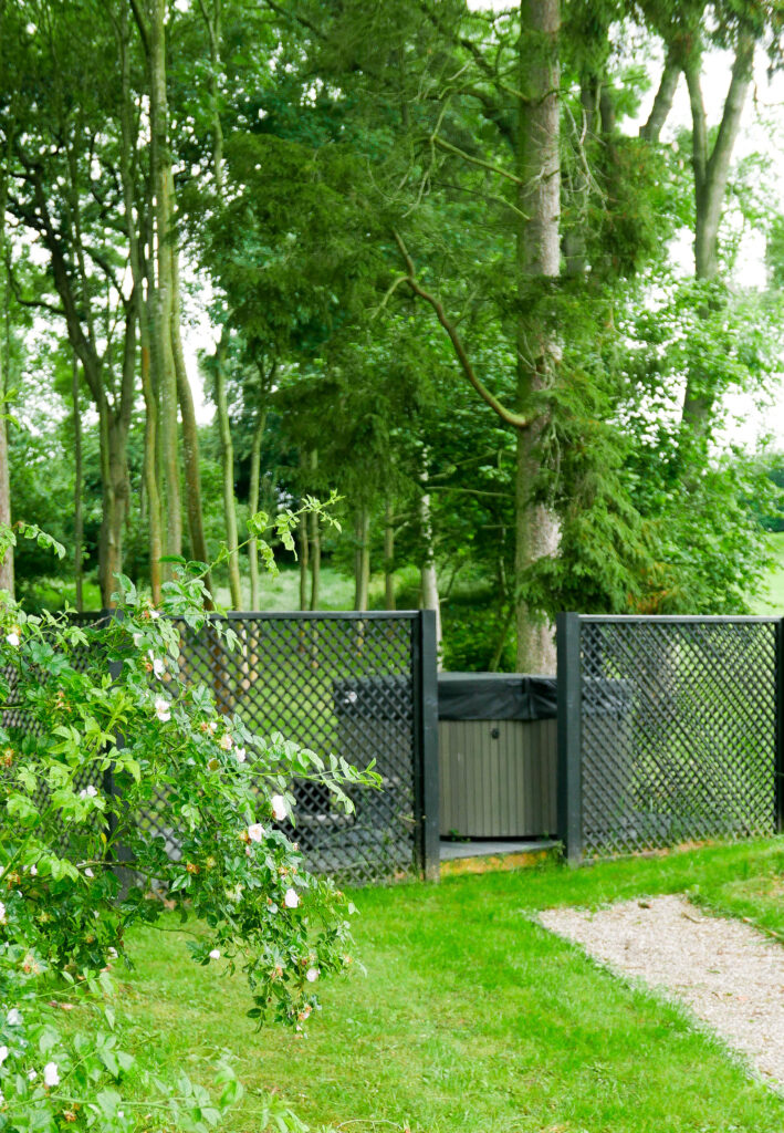 log cabins Shropshire - hot tub in the woods