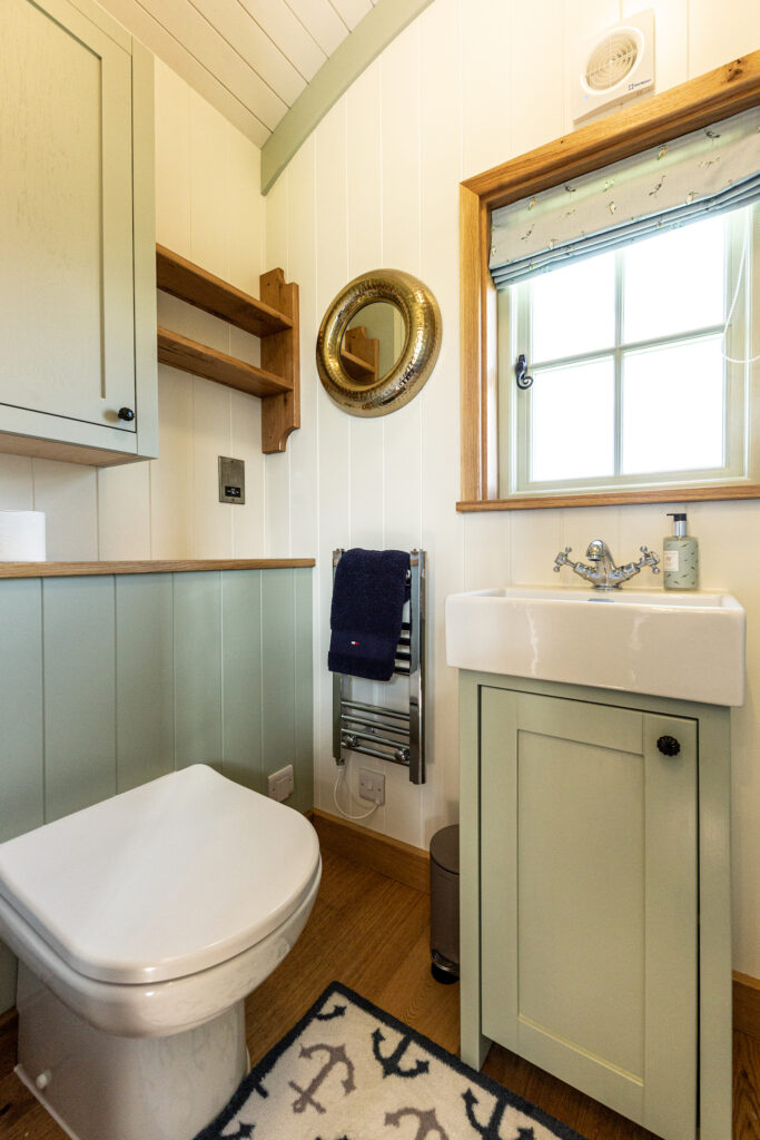 ewe-glamping-northamptonshire - bathroom