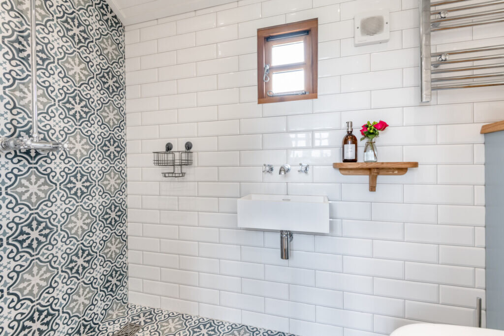 glamping-looe-daisy-park-hut - bathroom