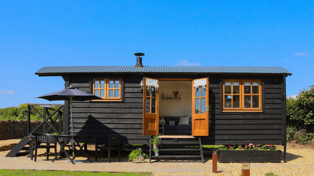 glamping-looe-daisy-park-hut - exterior