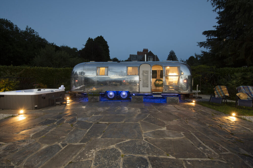 Glamping in Cornwall with hot tub - The Cornish Airstream - exterior at night