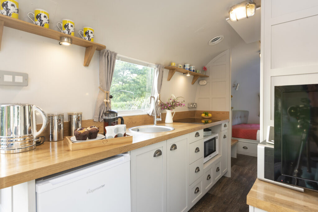 Glamping in Cornwall with hot tub - The Cornish Airstream - kitchen