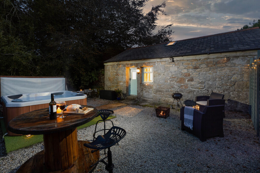 Glamping in Cornwall with Hot tub - Anella stone cottage - hot tub and garden