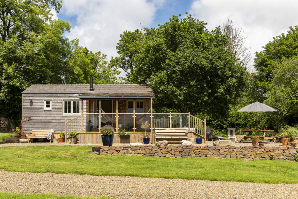 Glamping in Cornwall with hot tub - the little cider house; exterior