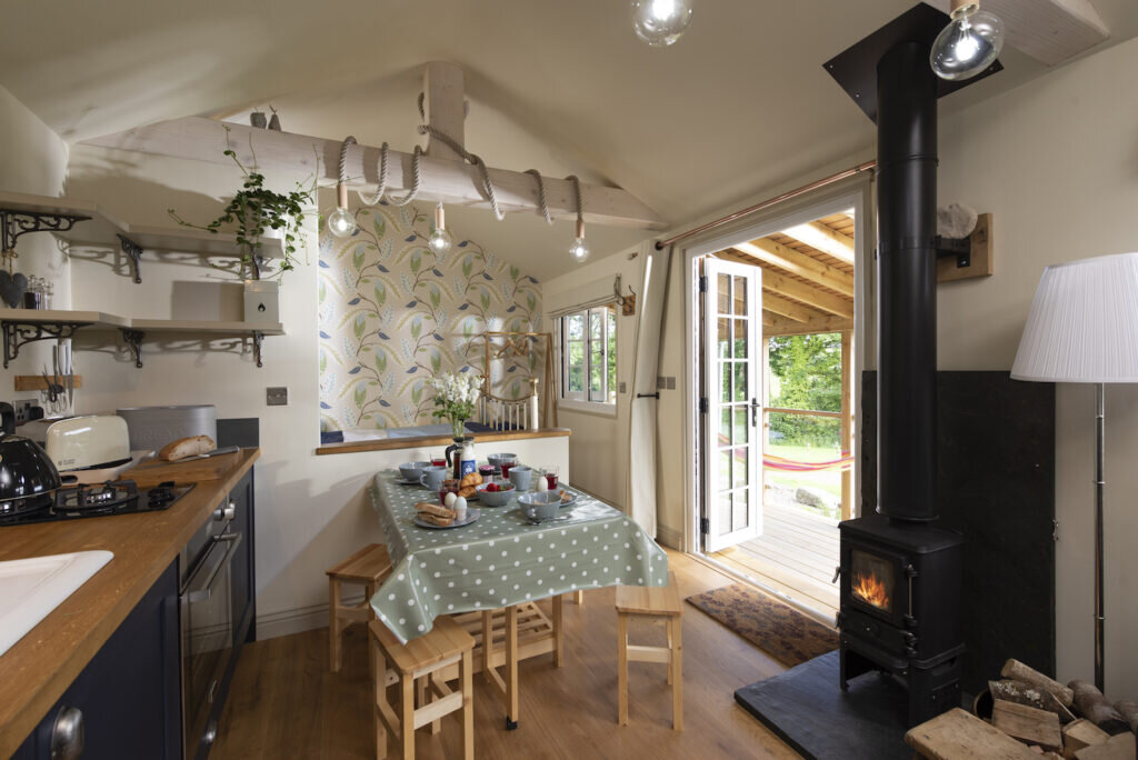 Glamping in Cornwall with hot tub - the little cider house; dining area