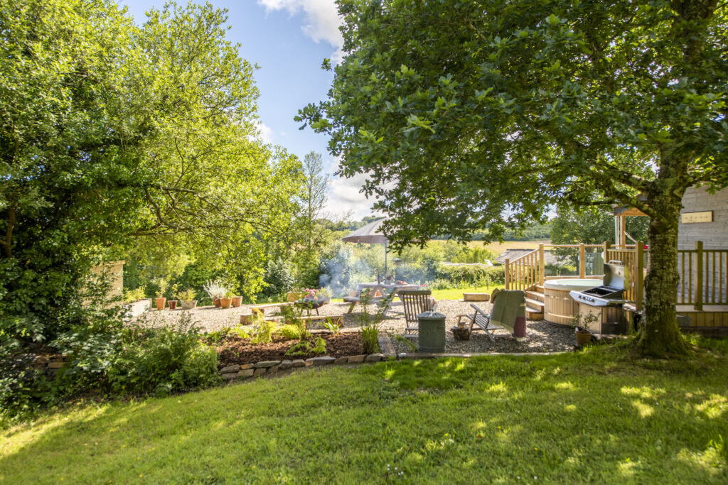 Glamping in Cornwall with hot tub - the little cider house; garden