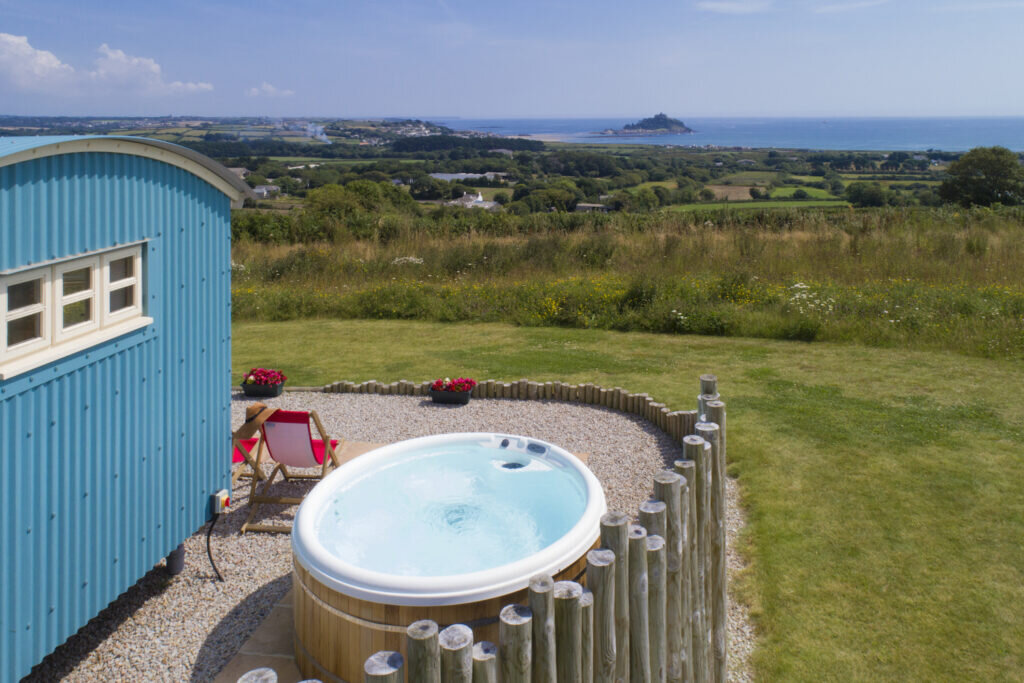 glamping in Cornwall with Hot tub - Mount View Shepherd's Hut - hot tub and views