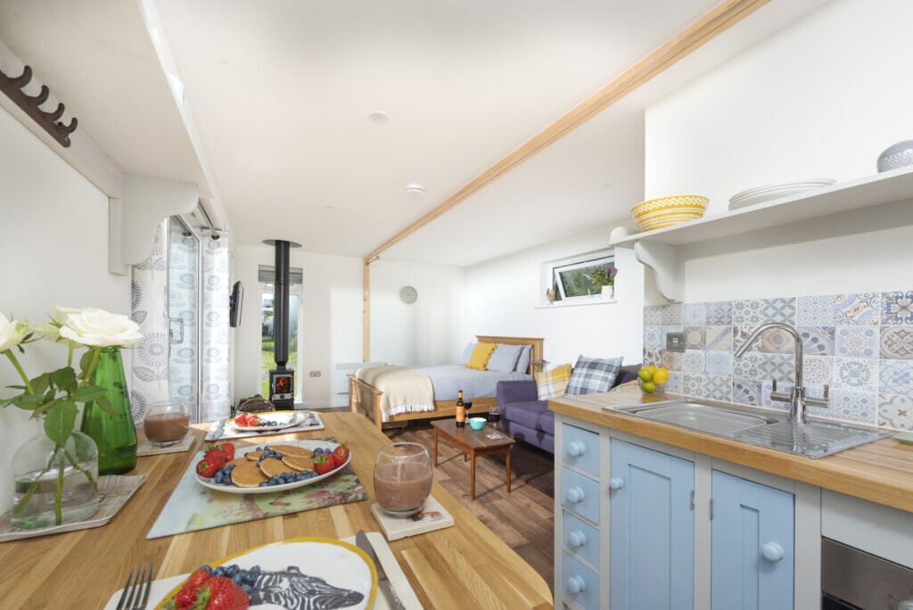 Glamping in Cornwall - Foxy Loxy Cabin, kitchen