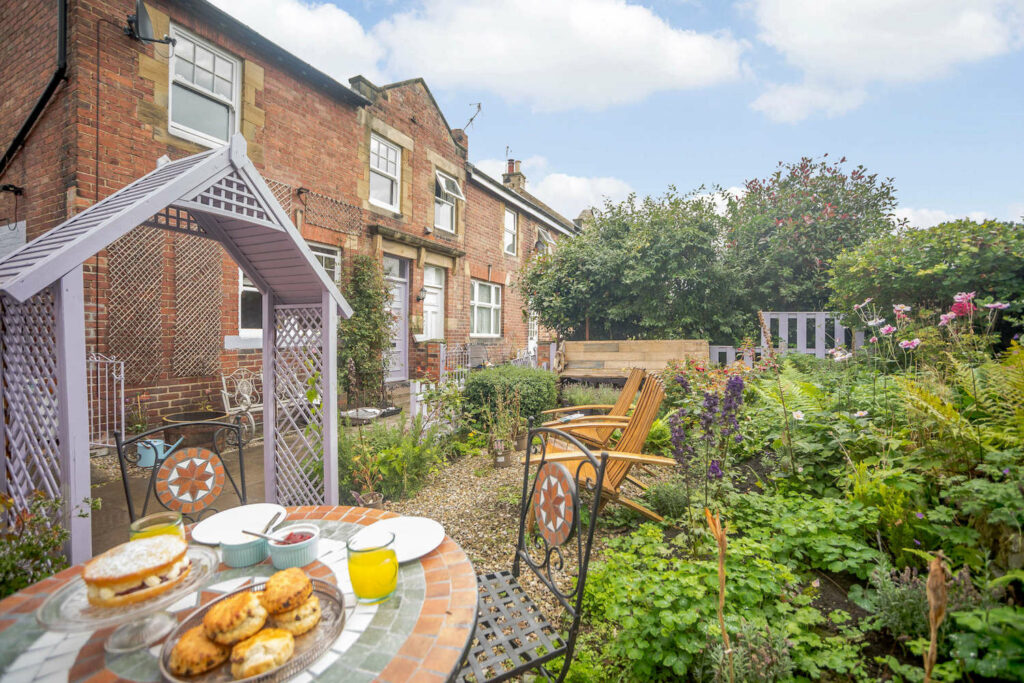 holiday cottage morpeth: lilac cottage garden