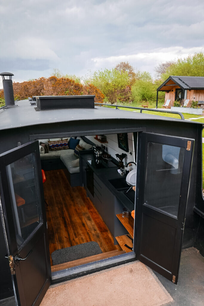 glamping-north-devon-blackbird boat and bath house