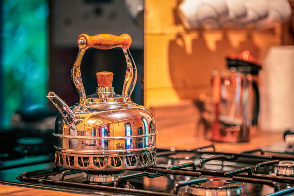 hawthorn hideaway glamping nottinghamshire - owl lodge kettle