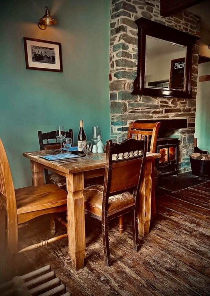 Inn at the Sticks - Llansteffan: table