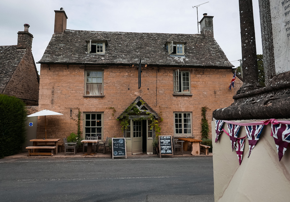 Royal Oak Pub Ramsden Oxfordshire - exterior