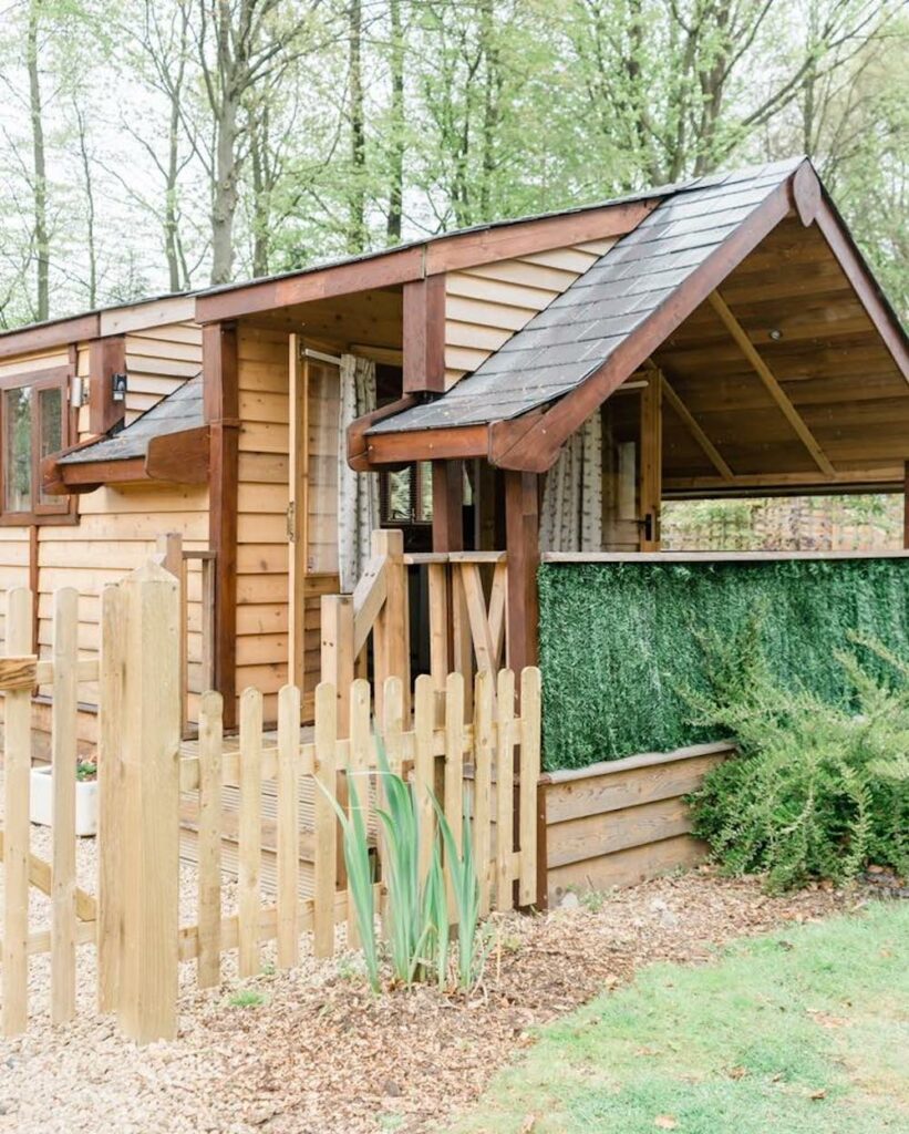 Mallory-meadows-glamping-leicestershire - exterior of lodge