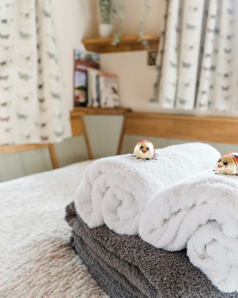 Mallory-meadows-glamping-leicestershire - bedroom and towels lodge