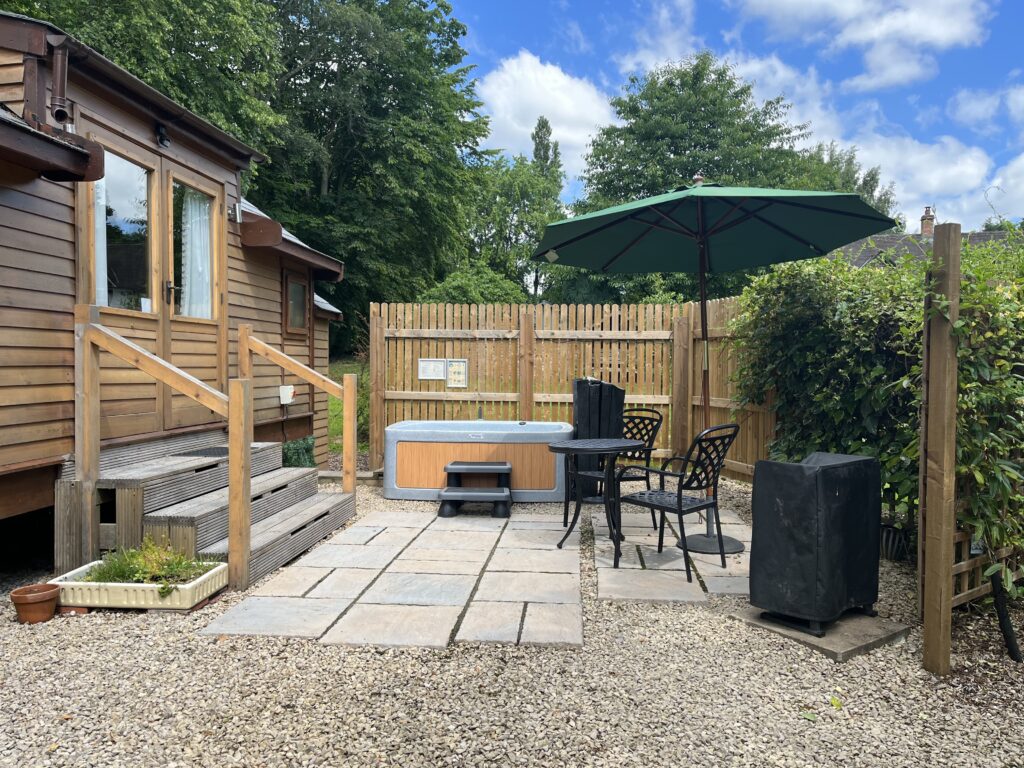 Mallory-meadows-glamping-leicestershire - exterior of lodge