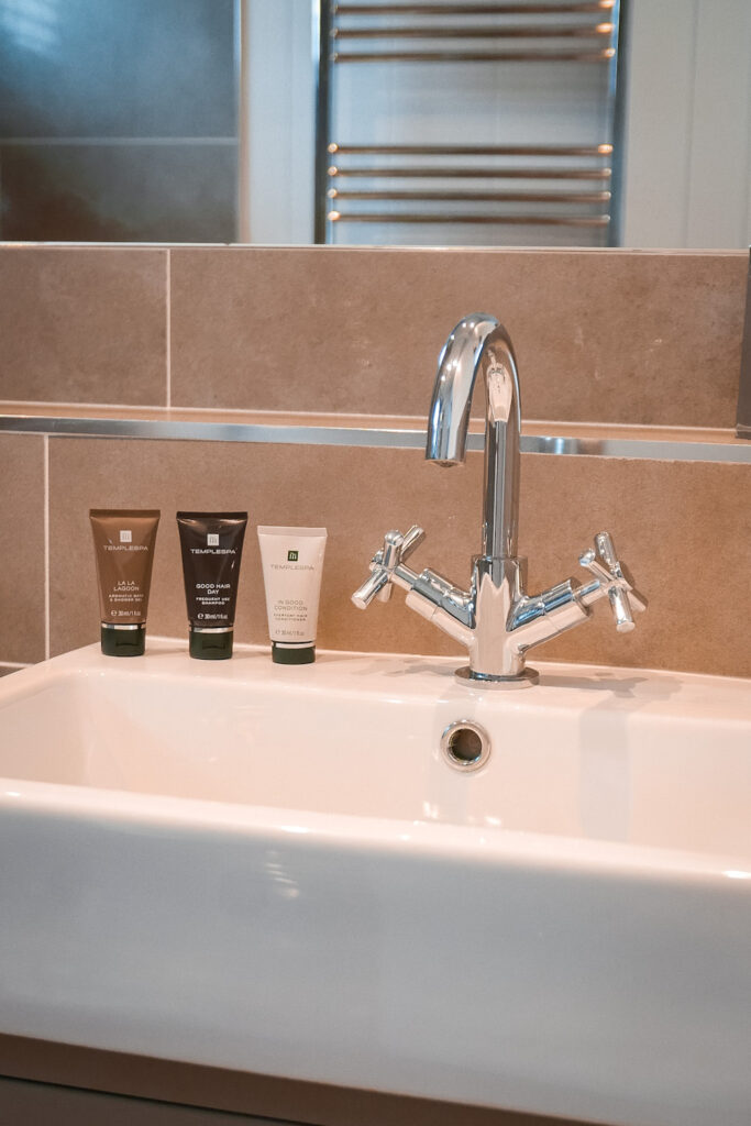 dylan coastal resort - milk wood lodge bathroom