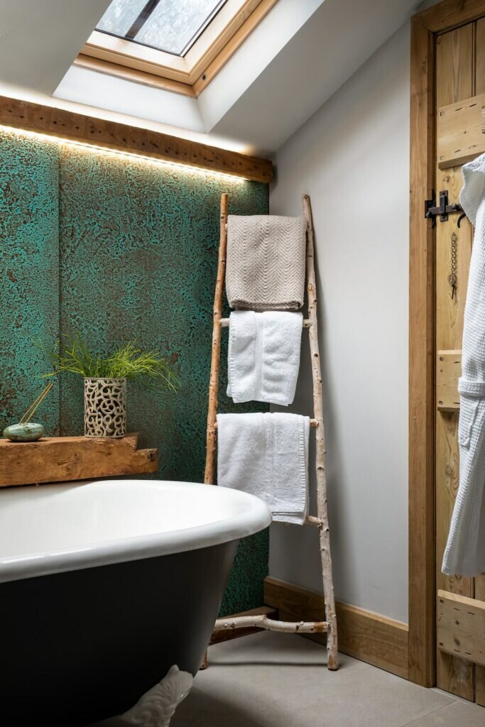 elsies-cottage-malverns-hot-tub - bathroom