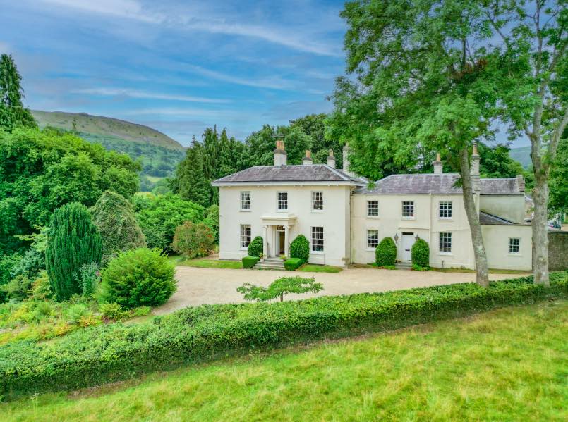 Exterior of pantybeiliau house B&B abergavenny