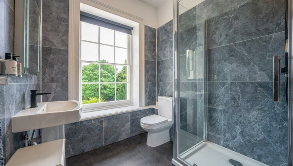 bathroom at pantybeiliau house B&B abergavenny