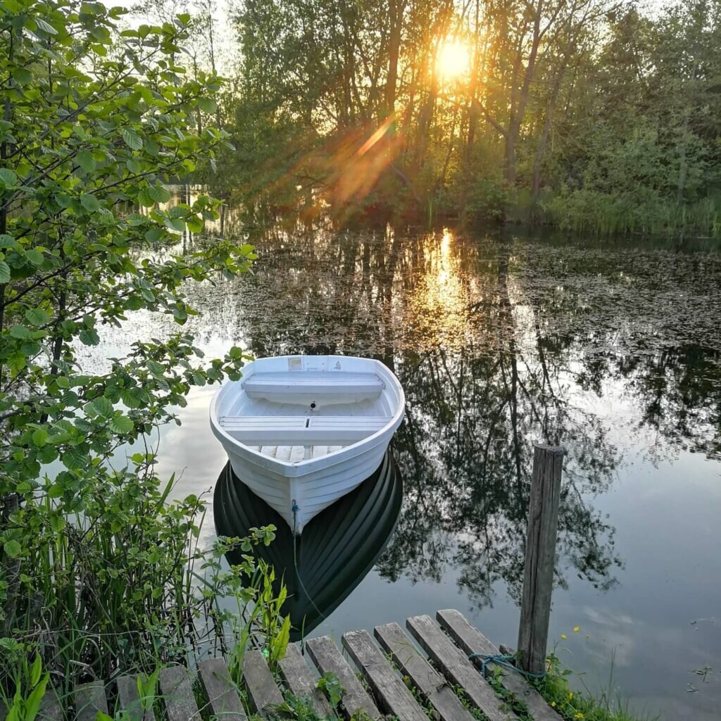 glamping near York - acorn glade - lake and boat