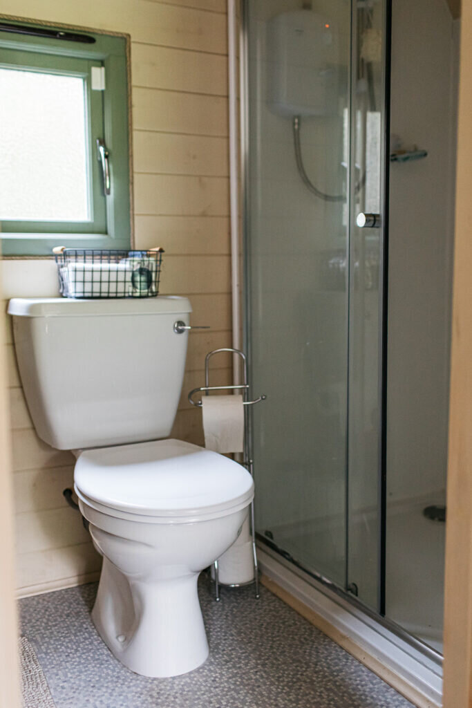 willow the wisp cabin in east sussex at downash wood - bathroom