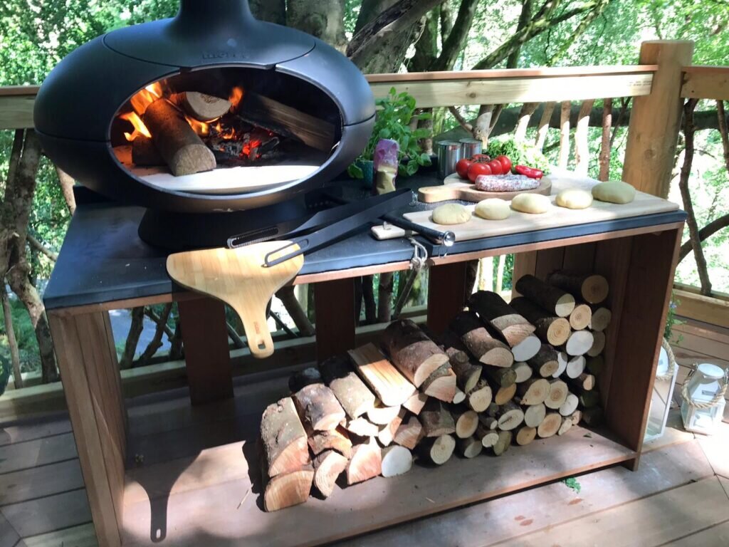 Ravendere Retreats: The Treehouse, Devon - pizza oven