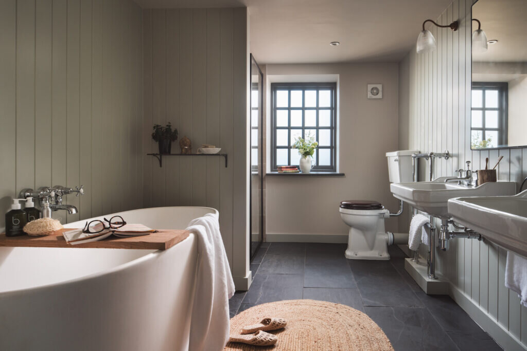 converted barn holidays: redbrick barn devon bathroom
