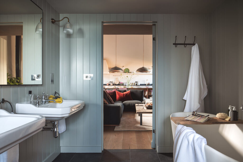 converted barn holidays: redbrick barn devon bathroom