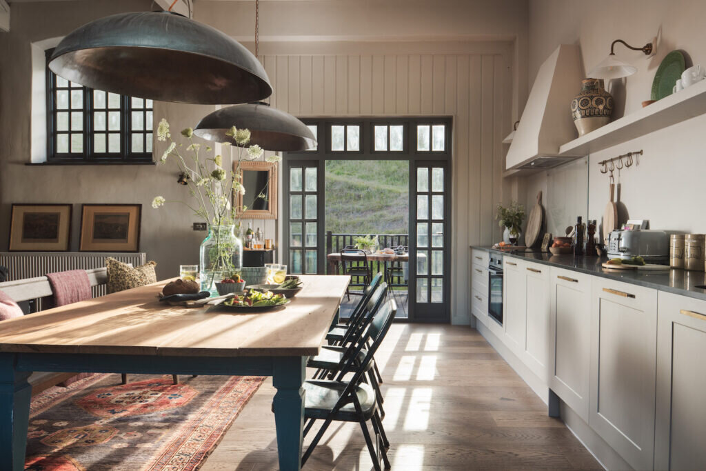 converted barn holidays: redbrick barn devon dining area